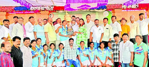 బాల్‌ బ్యాడ్మింటన్‌ టోర్నీ బాలికల చాంపియన్‌ గుంటూరు 