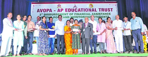 ప్రతిభావంతులను చదివించడం సామాజిక బాధ్యత 
