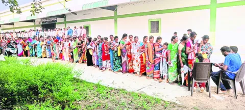 రైతులకు యూరియా తిప్పలు