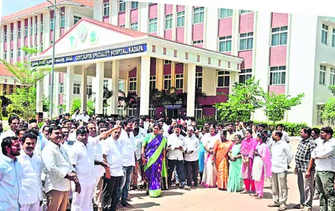 మెడికల్‌ కాలేజీలప్రైవేటీకరణపై ఉద్యమం 
