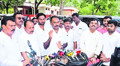 వైఎస్‌ఆర్‌ పేరు తొలగింపు సరికాదు
