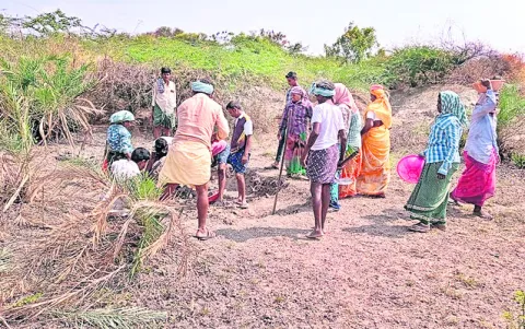 టీడీపీ నాయకులు ‘ఉపాధి’ సిబ్బందితో కుమ్మకై ్క గ్రామీణ ఉప