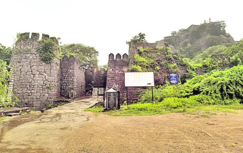  చరిత్రకు సాక్ష్యం ఎలగందుల ఖిలా
