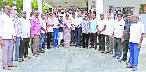 కార్యాలయానికి స్థలం కేటాయించండి 