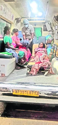 వైద్యులు చేతులెత్తేస్తే..108 సిబ్బంది పురుడు పోశారు