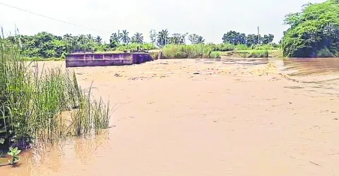 ఉధృతంగా ఎర్రకాలువ 