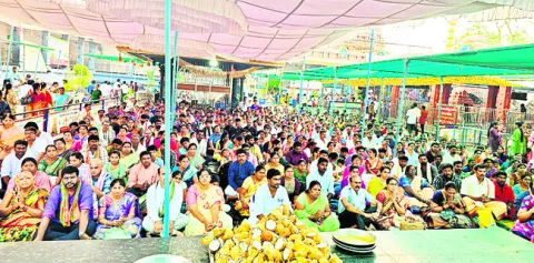 రోజురోజుకూ పెరుగుతున్న భక్తులు