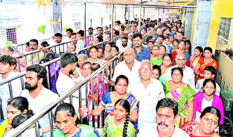 దుర్గమ్మ దర్శనానికి తరలివచ్చిన భక్తజనం 