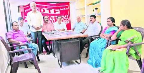 విద్యారంగ సమస్యలు పరిష్కరించాలి
