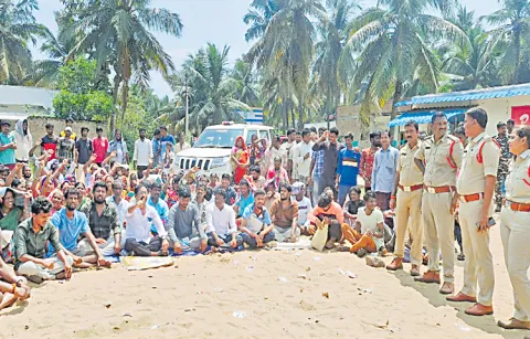Rajayyapet fishermen angry on Home Minister Anitha