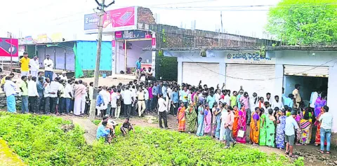 యూరియా కష్టాలు