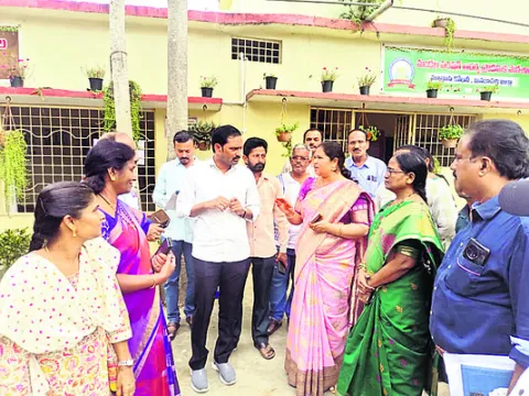 ప్రభుత్వ స్థలాలు ఆక్రమించకుండా చూడాలి 