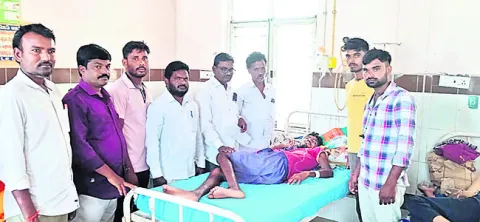 క్షతగాత్రుడు  వరహాలనాయుడికి పరామర్శ 