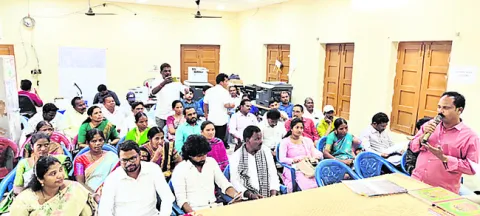సమావేశంలో సమస్యల వెల్లువ 