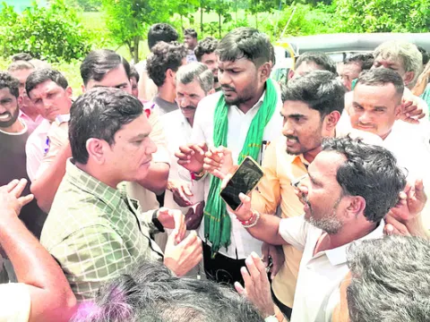 రోడ్డెక్కిన అన్నదాత 