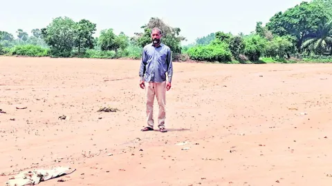వర్షానికి కొట్టుకుపోయిన వేరుశనగ చేలు