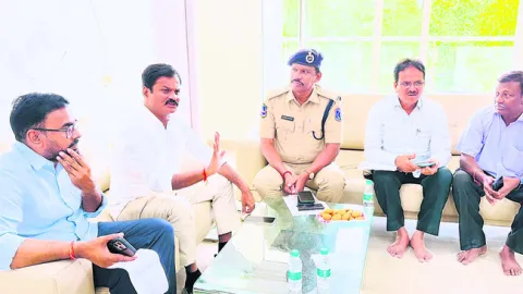 రోడ్ల విస్తరణతోనే ప్రమాదాల నివారణ