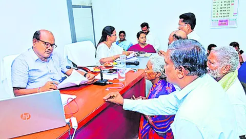 సమస్యల పరిష్కారంలో నిర్లక్ష్యం వహిస్తే చర్యలు 