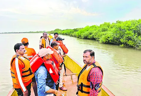 కృష్ణానదిలో యువకుడు గల్లంతు 