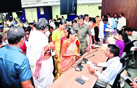 ప్రజావాణి దరఖాస్తులకు ప్రాధాన్యత