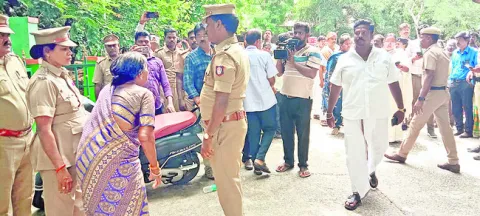 కలెక్టరేట్‌లో మహిళ ఆత్మహత్యాయత్నం 