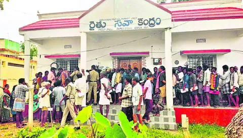 వెంటాడుతున్న యూరియా కష్టాలు 