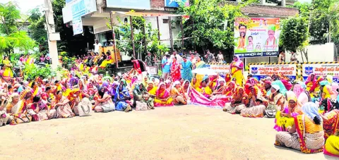 ధర్మపురిలో కదం తొక్కిన అంగన్‌వాడీలు