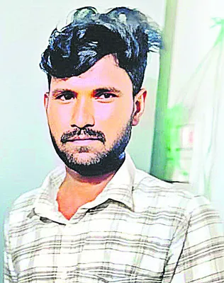 కారులో నగదు చోరీ 

