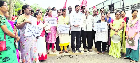 ఉక్కు కార్మికులకు వేతనాలు చెల్లించాలి