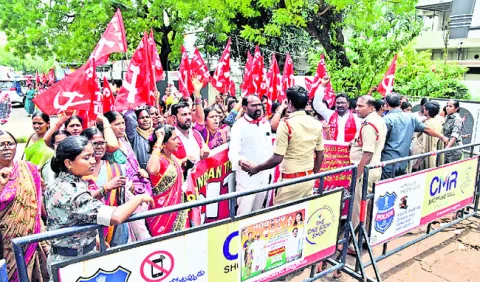 మంత్రి కొండా సురేఖ ఇల్లు ముట్టడి