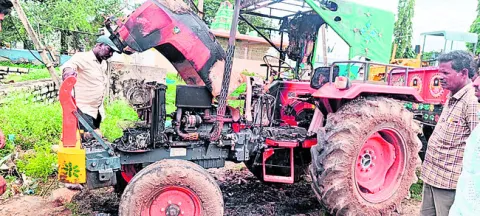 ట్రాక్టర్‌ను తగులబెట్టిన దుండగులు 