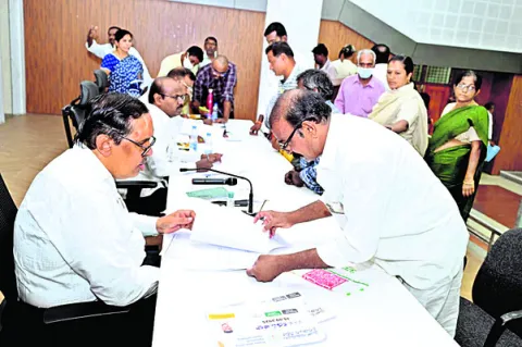 సమస్యలను త్వరితగతిన పరిష్కరించాలి 