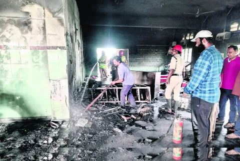 రాజ్యలక్ష్మి మోటార్స్‌లో షార్ట్‌ సర్క్యూట్‌