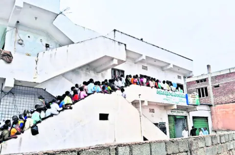 యూరియా కోసం రైతుల బారులు 