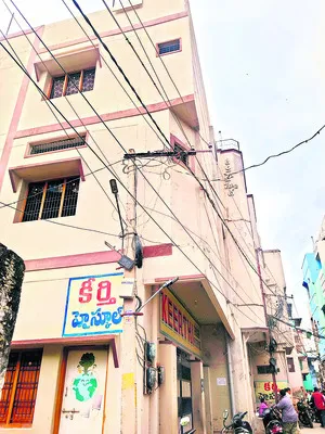గల్లీల్లో స్కూళ్లు.. గాల్లో ప్రాణాలు!