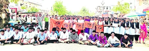 రీయింబర్స్‌మెంట్‌ చెల్లించాలని రాస్తారోకో