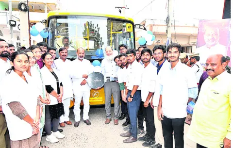 వైద్య విద్యార్థులకు తప్పిన రవాణా కష్టాలు