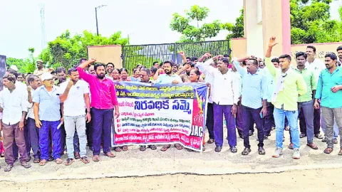 డైలీ వేజ్‌ వర్కర్ల సమస్యలు పరిష్కరించాలి