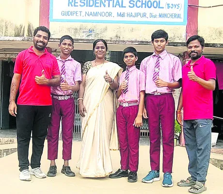 రాష్ట్రస్థాయి ఈత పోటీలకు ఎంజేపీ విద్యార్థులు