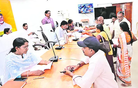 సకాలంలో అర్జీలు పరిష్కరించండి