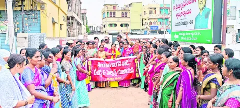 ఎమ్మెల్యే క్యాంపు కార్యాలయం ఎదుట ధర్నా 