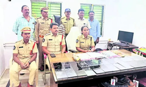 ట్యాబ్‌ల చోరీ నిందితుల అరెస్ట్‌