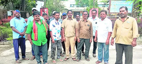 వేతనాల కోసం మున్సిపల్‌ కార్మికుల నిరసన
