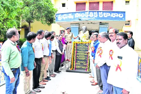 విశ్వేశ్వరయ్యను ఆదర్శంగా తీసుకోవాలి