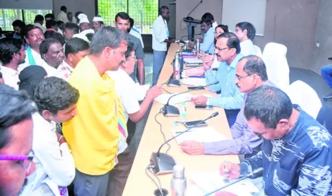 అర్జీలను పెండింగ్‌లో పెట్టొద్దు