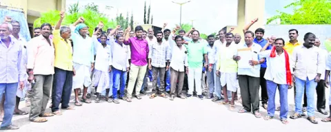 దౌర్జన్యం చేస్తున్న వారిపై చర్యలు తీసుకోవాలి