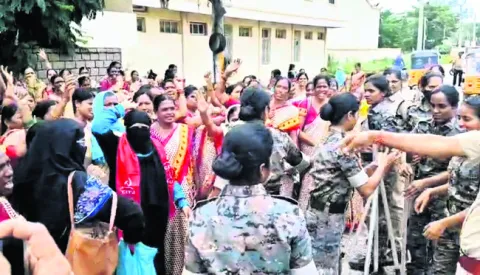 అంగన్‌వాడీల ఆందోళన ఉద్రిక్తం