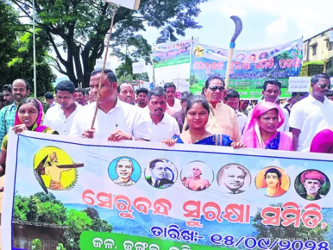 ఆయుధాలతో భారీ నిరసన ప్రదర్శన 