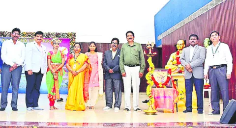 నూతన ఆవిష్కరణలతో ముందంజ వేయాలి 