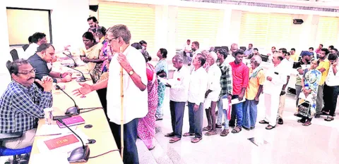 అర్జీలు పరిష్కరించండి